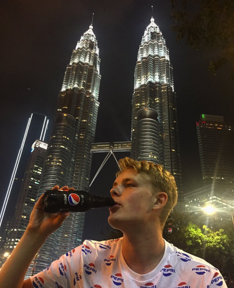 SilasWolters's tweet photo. Bild 16. Har bytt Vietnam mot Malaysia och Kuala Lumpur. Knallar runt bland skyskraporna med en pepsi i handen. #tuttopepsi https://t.co/2Zh5kMVA3W