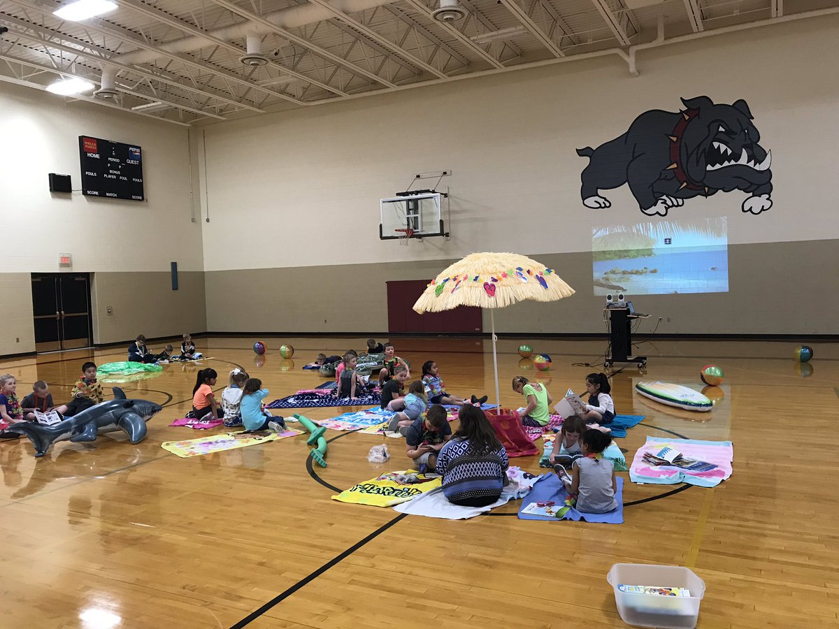 katiedgilmore's tweet photo. It may be snowing outside but these kids are enjoying some books on the beach! #milbankschools #ReadAcrossAmerica https://t.co/7PHud4qubZ