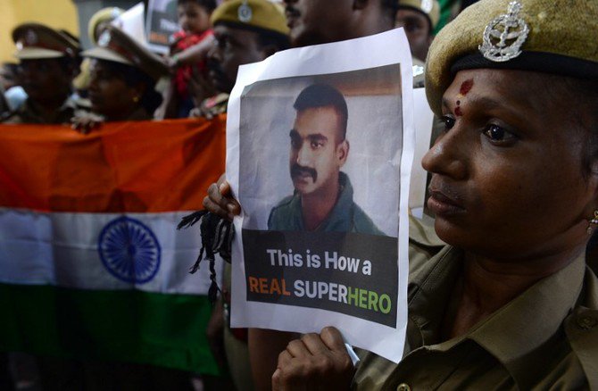 arabnews's tweet photo. #BREAKING: Indian pilot #AbhinandanVarthaman released by Pakistan https://t.co/WSJ1upvsdN https://t.co/0JmcdaA0JC