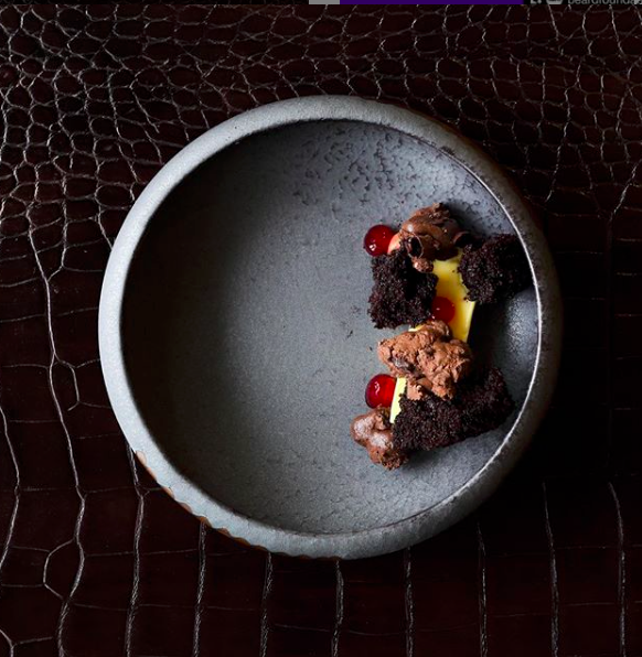 WalkingMatters's tweet photo. Playground is a vessel for any chef to play, experiment and express themselves 🍽
Love this @BauscherHeppUSA 😍😍
Photo by @foodseennc
Plating by @snappeanc
#TabletopMatters
#playground #hospitality #tabletop #tableware #foodservice #foodandbeverage #foodseen
. https://t.co/A1dLzuP0uK