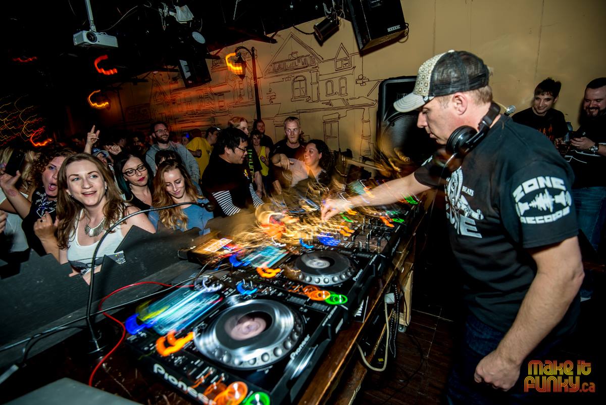 nufunk's tweet photo. #Tonight in #Toronto UK #Beats #Breaks & #Bass DJ/Producer @Krafty_Kuts (New EP on @Westwood_label!) returns to crush @ROUNDvenue for another wild #MakeItFunky Party with guest DJs #RobbG @Farbsie & @DJTanner1998
📸 by @AlexLitvin
Details 👉 https://t.co/Pxo1DsMuox https://t.co/DFQFOo1JZP