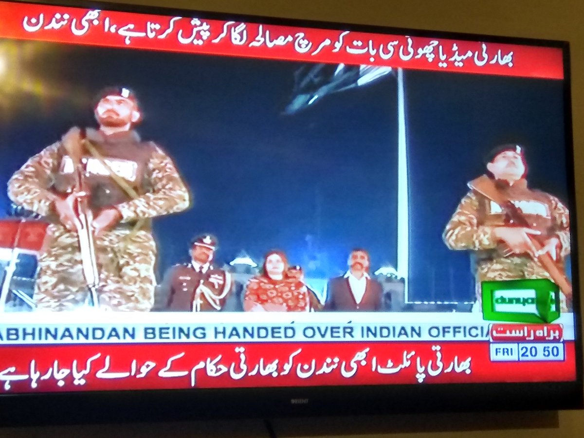 AbdulMaan's tweet photo. Indian prisoner pilot released by Pakistan... He is handover on Waghah border Lahore. On the peaceful gesture by show by PM @ImranKhanPTI  #PakistanAirForceOurPride 🇵🇰🙌 @peaceforchange https://t.co/7q21RDoQnU