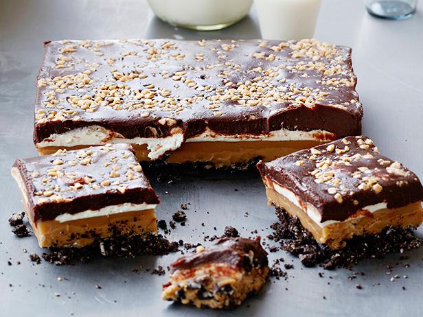 CookingChannel's tweet photo. A treat that would dazzle Willy Wonka himself, this nostalgia-inducing fudge packs cookies, peanut butter, caramel, marshmallow, toffee and chocolate into one rich and satisfying finale: https://t.co/5LMFo7uGFA https://t.co/NgvAKs5muq