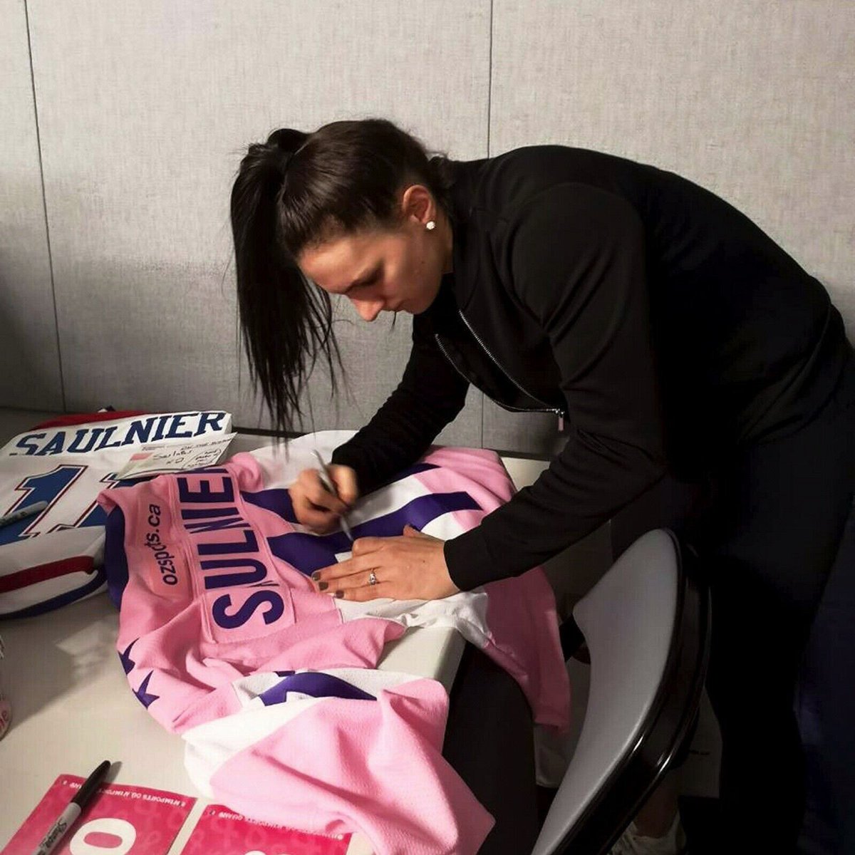 LesCanadiennes's tweet photo. Il vous reste quelques heures pour miser sur des articles #FABuleux qui célèbrent la 9e édition de notre #MatchEnRose! 🎀🏒

Only a few hours left to bid on the most priceless items celebrating the 9th Les Canadiennes' #PinkInTheRink fundraiser! 🎀🏒

➡️ https://t.co/jTBbaEARVv https://t.co/MMZ71PHAtE