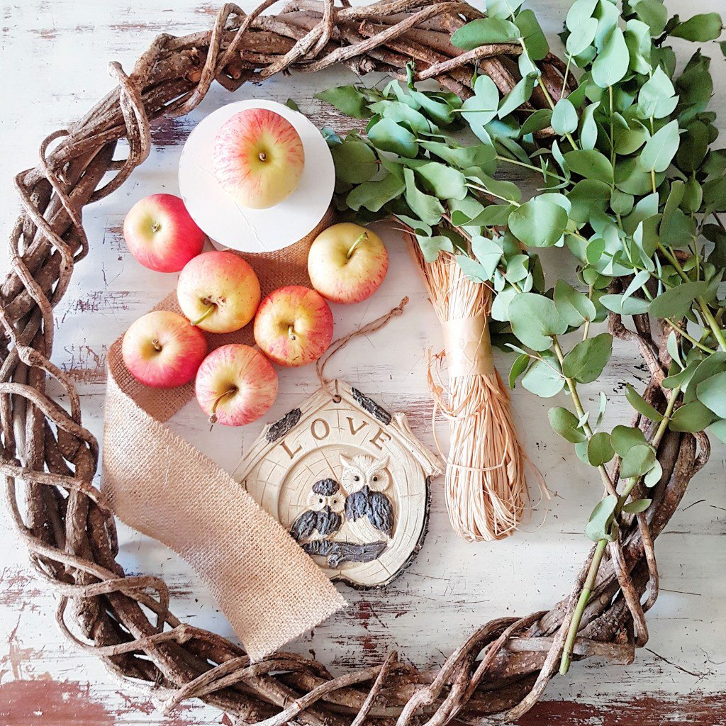 whatstacyloves's tweet photo. DIY: A Eucalyptus and Apple Autumn Wreath https://t.co/uInPVPdZaH https://t.co/Ci0rkHDORN