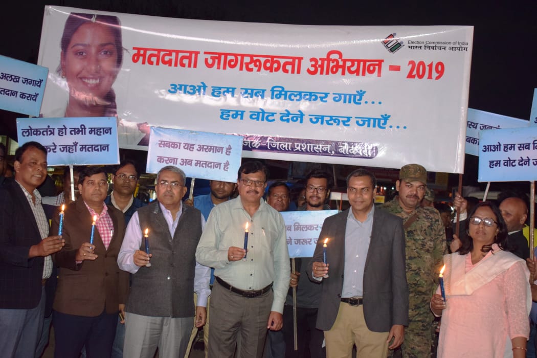 BokaroIprd's tweet photo. " लोकतंत्र है वहीं महान, सब करें जहाँ मतदान ‘‘- इस नारे में विश्वास भरते हुए उपायुक्त डाॅ. शैलेश कुमार चौरसिया ने स्वीप कार्यक्रम के तहत् मतदाताओं से मतदान की अपील को लेकर सेक्टर-5 स्थित हाट से निकाले गए कैंडिल मार्च की अगुवाई करते हुए कही���#SVEEPBOKARO @ajaynathjhaprd https://t.co/acPKnl1VqJ