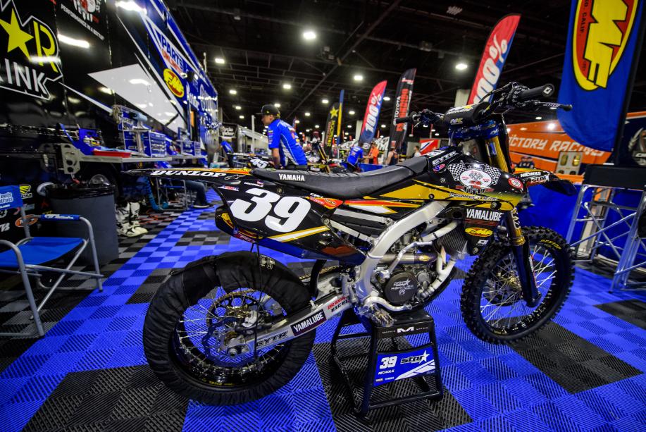 With @Supercrosslive being in ATL this weekend, it's only right that we take it back to 2017. Who remembers the Yamalube 50th Anniversary gold and black graphics on @@StarYamahaMX's bikes? #flashbackfriday #yamalube #yamaha #supercrosslive