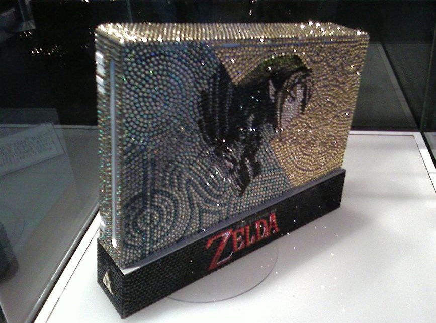ColonelFalcon's tweet image. 🅲🆄🆂🆃🅾🅼 🆂🆈🆂🆃🅴🅼 🅾🅵 🆃🅷🅴 🅳🅰🆈 

This is a one of a kind #custom #Wii with a #Zelda theme made out of gold and #Swarovski crystals. For those who like bling! #Wiikend #gaming #nintendo