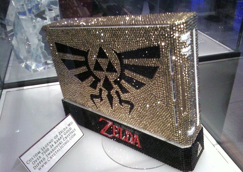 ColonelFalcon's tweet image. 🅲🆄🆂🆃🅾🅼 🆂🆈🆂🆃🅴🅼 🅾🅵 🆃🅷🅴 🅳🅰🆈 

This is a one of a kind #custom #Wii with a #Zelda theme made out of gold and #Swarovski crystals. For those who like bling! #Wiikend #gaming #nintendo