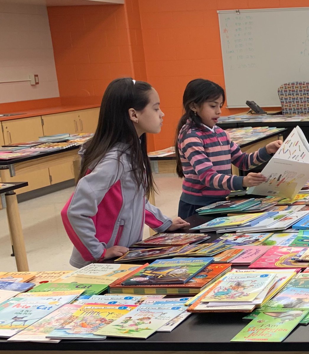 PaulRobesonNBPS's tweet image. Before having guest readers visit their classrooms, #PRCSArts had a chance to pick out a favorite book of their own! #ReadAcrossAmericaDay #AllIn4NB #Read