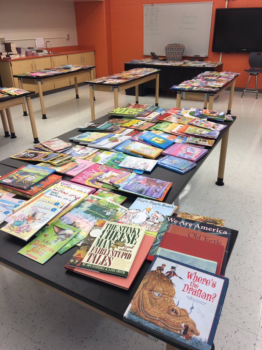PaulRobesonNBPS's tweet image. Before having guest readers visit their classrooms, #PRCSArts had a chance to pick out a favorite book of their own! #ReadAcrossAmericaDay #AllIn4NB #Read
