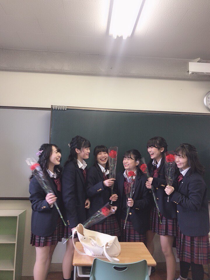 Akisaka6's tweet photo. 久しぶりのツイート
豊島高校を卒業しました🌸
最初ほんまに友達できんて覚悟して入学したけどたくさんの人に出会えて、たくさんの思い出できて幸せな3年間でした
あきらと関わってくれた全ての人だいすきです
みんなと出会えたことは奇跡！！
一生の宝物😊💗
ありがとう
#卒業 #豊島42期 https://t.co/W3Cv5Abi4L