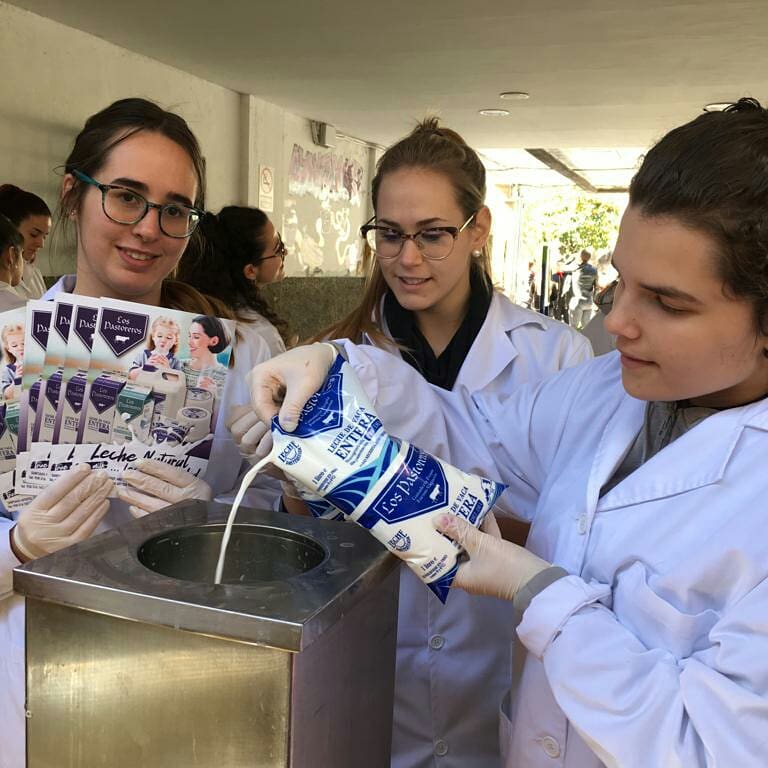 LosPastoreros's tweet photo. Hoy en el instituto Aynadamar los alumnos de dietética e imagen han organizado un desayuno saludable contando con nuestra leche natural como uno de los elementos de ese fabuloso desayuno andaluz. Apostemos por lo sano, por lo natural. https://t.co/CDHteEUFPz