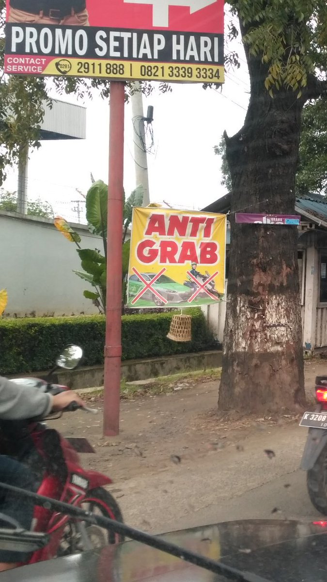 negabod's tweet photo. didepan terminal #Jetak #Kaliwungu #Kudus ojol musti bergerilya~ https://t.co/7nWwwtbMjY