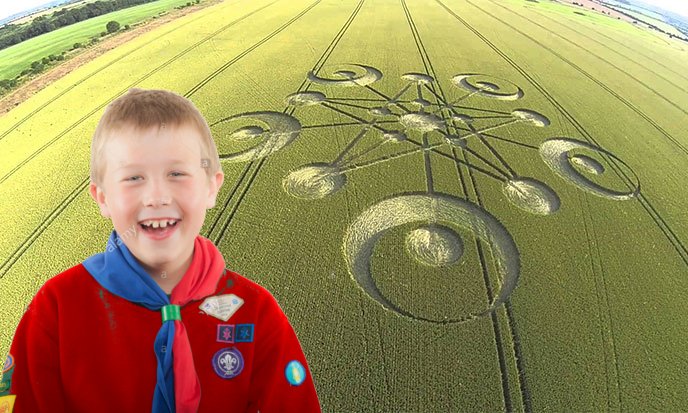 Lazimute's tweet photo. Activité complotiste de l'été : faire un cropcircle avec sa troupe https://t.co/g8XUNkvyjm https://t.co/0vdnOFSdp5 https://t.co/shG7StybGv