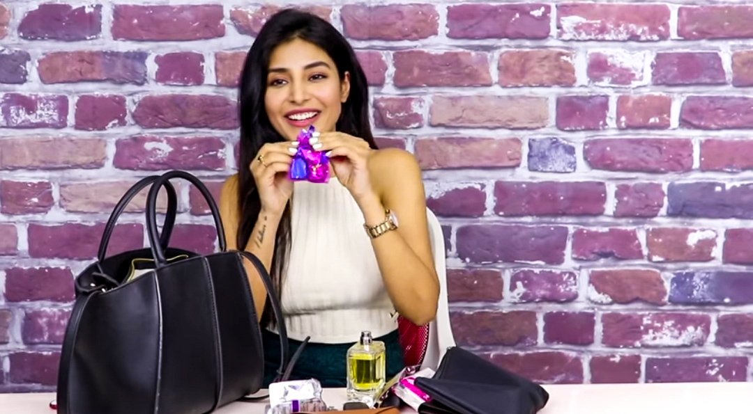 undefinedparsh's tweet image. &quot;What&apos;s In My Bag&quot; segment with @HarshitaGaur12 !!😍😍

#HarshitaGaur #NewSegment #BagSecretsRevealed 

youtu.be/bskPrhFlPZw