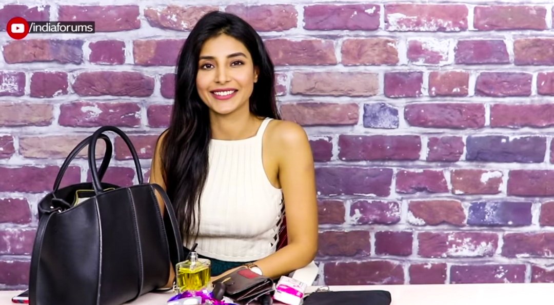 undefinedparsh's tweet image. &quot;What&apos;s In My Bag&quot; segment with @HarshitaGaur12 !!😍😍

#HarshitaGaur #NewSegment #BagSecretsRevealed 

youtu.be/bskPrhFlPZw
