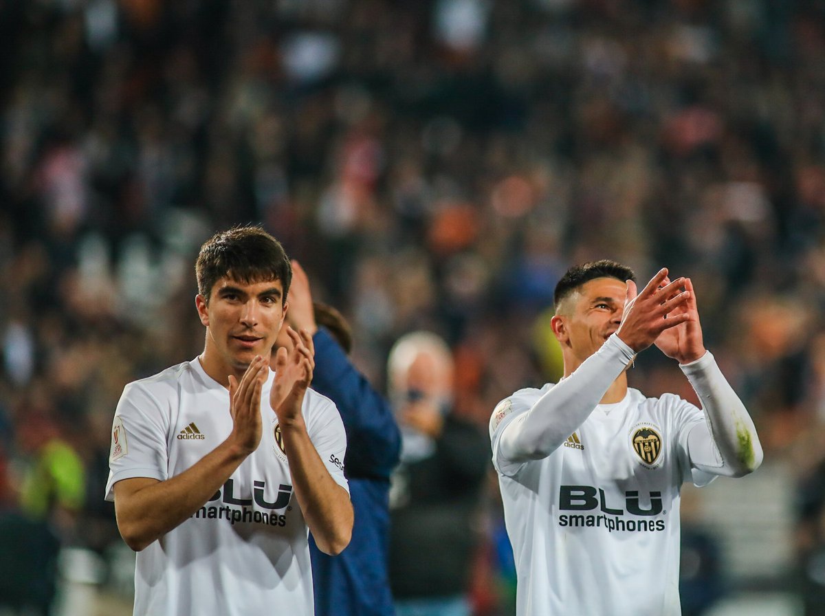 Carlos10Soler's tweet photo. Como jugador criado en la cantera del @valenciacf, sé lo mucho que significa tanto para el club como para la afición volver a jugar una final 11 años después.
También será algo muy especial para mí.
¡Entre todos lo hemos hecho posible! 👏🏻🦇 https://t.co/56ewGYYYbh