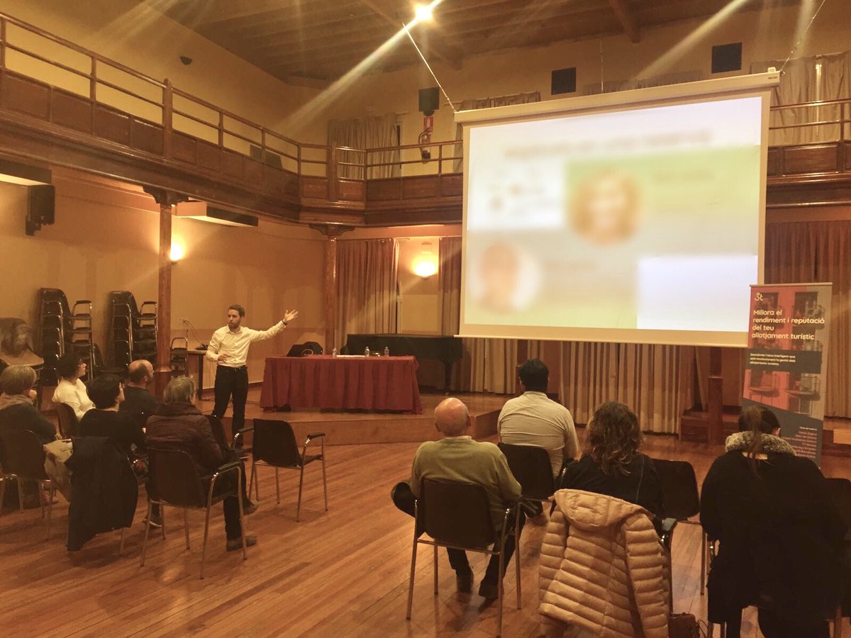 ges4t's tweet photo. 🎙L’equip de @ges4t estreny la mà amb l’@santhilari - @guillerieskm0 i tot el públic assistent del sector #allotjament turístics. Gràcies, molt bona organització!!😁 https://t.co/6j5kAa03Og