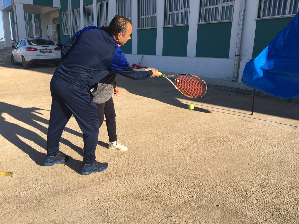 gokhanherguner's tweet photo. Okul Bahçesinde Tenis Oynamaya çalışarak imkansızı başarmaya çalışan Çocuklar,Tenis Kortu yok,saha yok yeterli malzeme yok her türlü imkamsızlık var ama,bu çocuklarda azim var inanç var sonunda başarmak var Hilvan Mustafa Kemal Ortaokulu yine Okul sporları Tenis il birincisi oldu https://t.co/VxNiYBZCFz