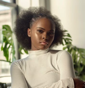 dionnepressey's tweet image. Adding a highlighter to the upper cheekbones automatically gives your face a beautiful lifted look. Head over to the instagram @savvierbeauty to learn three easy tips on how and where to apply your contour and highlight for optimal results. #contouringtutorial