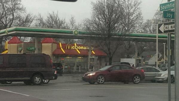 JustCallmeBHunt's tweet photo. It’s 2 a.m., you’re hungry as hell, and you only have $2.12. You stopping here? https://t.co/XKCndzzvTn