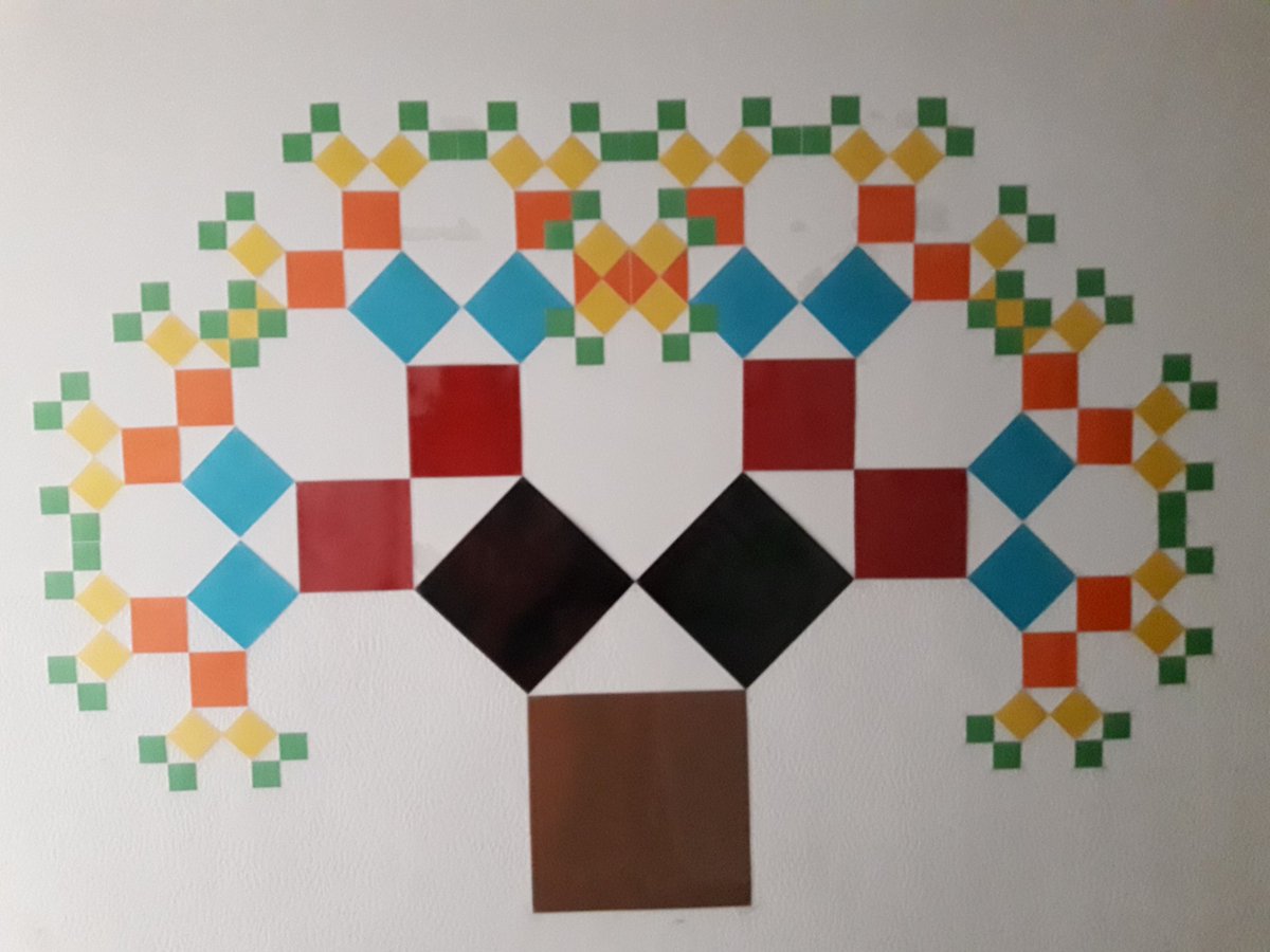 mmart659's tweet photo. Sota l'ombra de Πυθαγόρας . 
Matemàtiques també fora de l'aula. https://t.co/co3S8qHMDe
