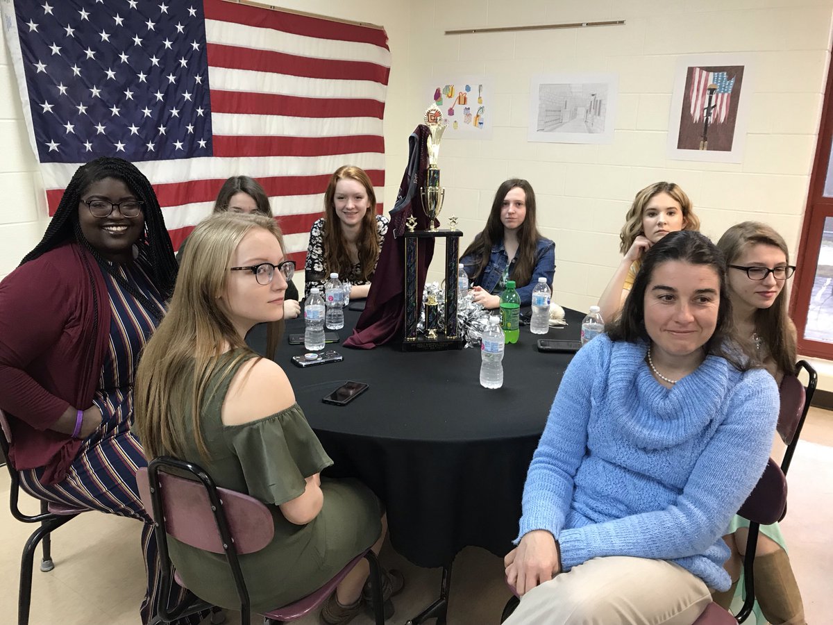 MetcalfeSchools's tweet photo. Thank you to our Chamber of Commerce and community leaders for helping us celebrate our AP and Dual Credit students at this morning’s Breakfast of Champions! We are very proud of our students and excited for their futures! #MetcalfeHornetsEver https://t.co/oq4GgMSgxP