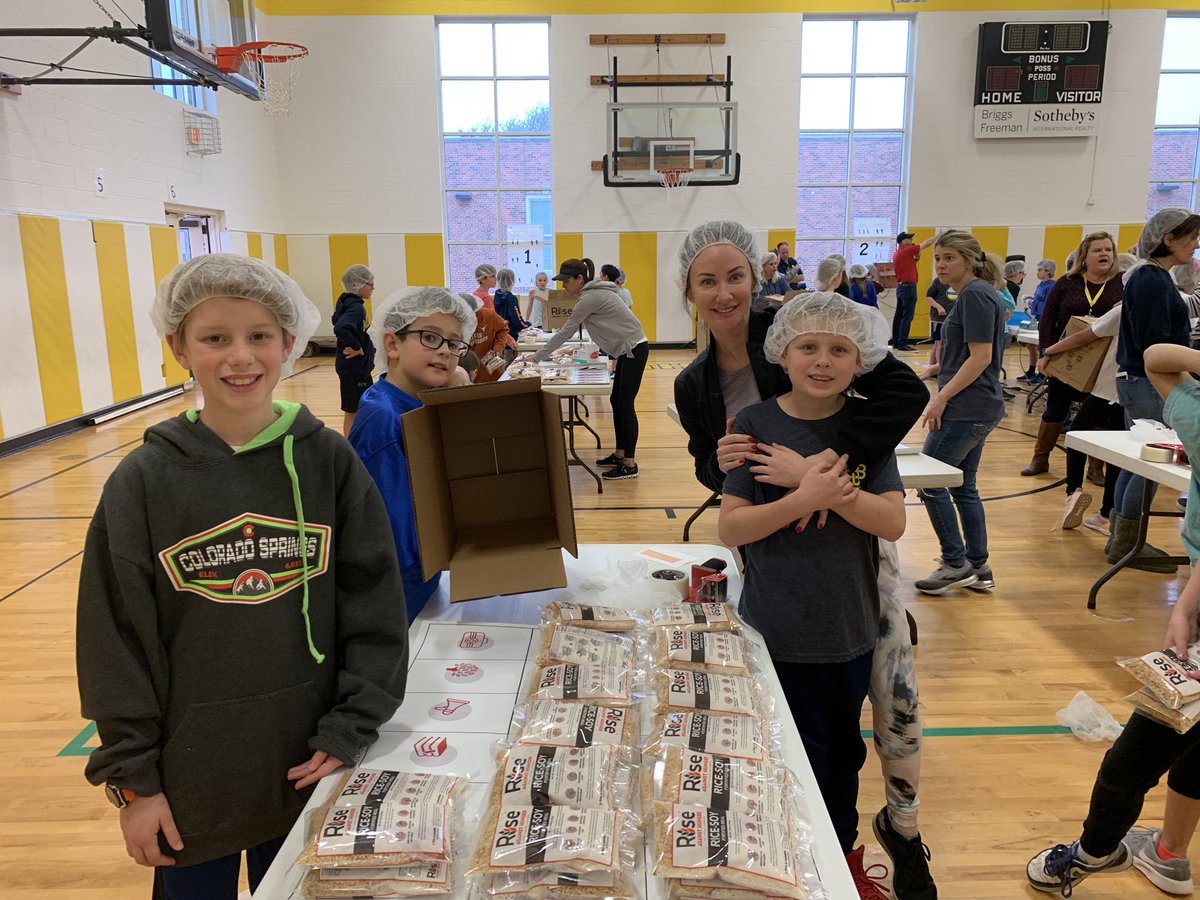 reginadumar's tweet photo. 4th grade service project @BradfieldBold is underway! Rise Against Hunger https://t.co/VLvrETkQL9