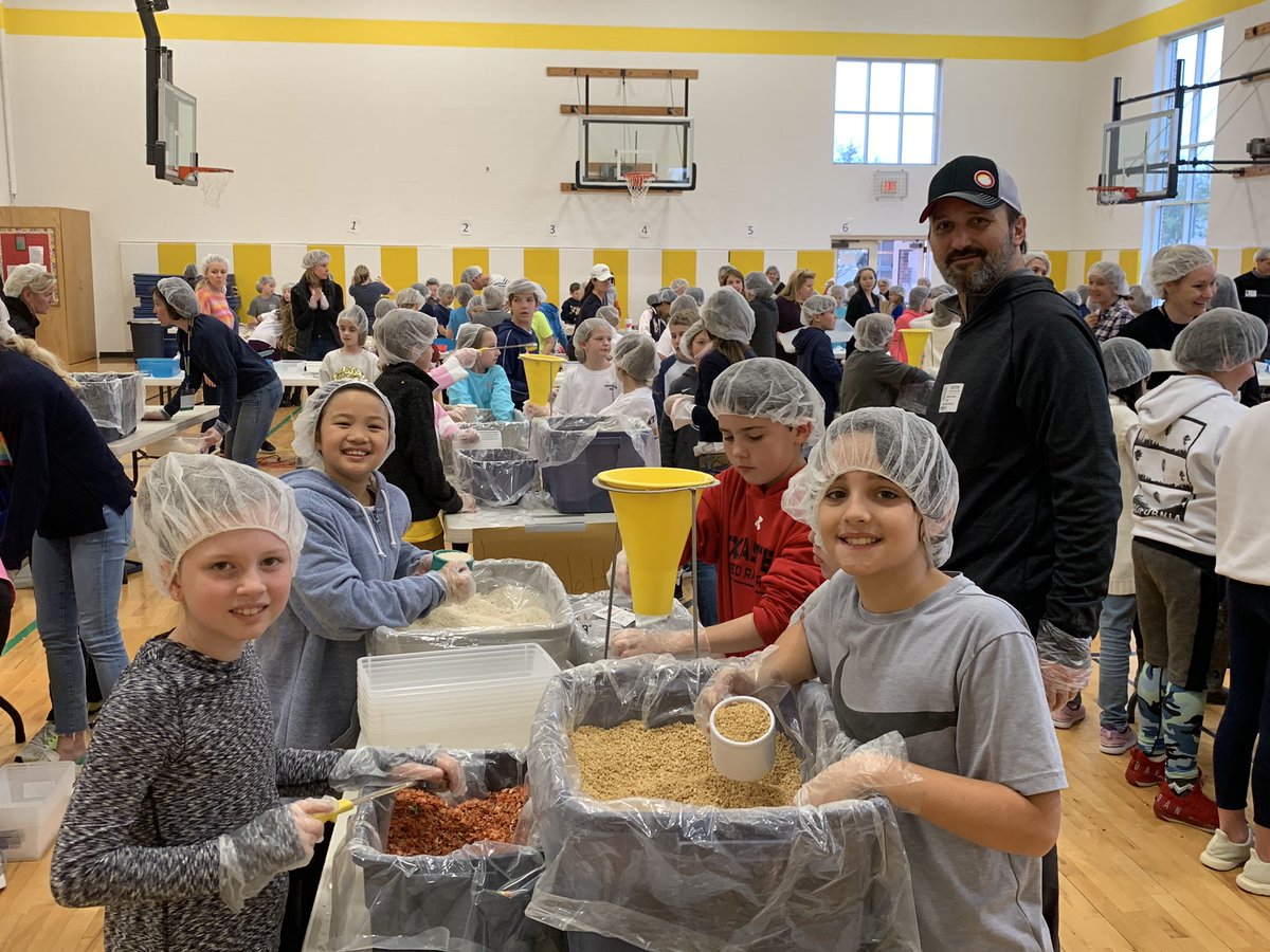 reginadumar's tweet photo. 4th grade service project @BradfieldBold is underway! Rise Against Hunger https://t.co/VLvrETkQL9