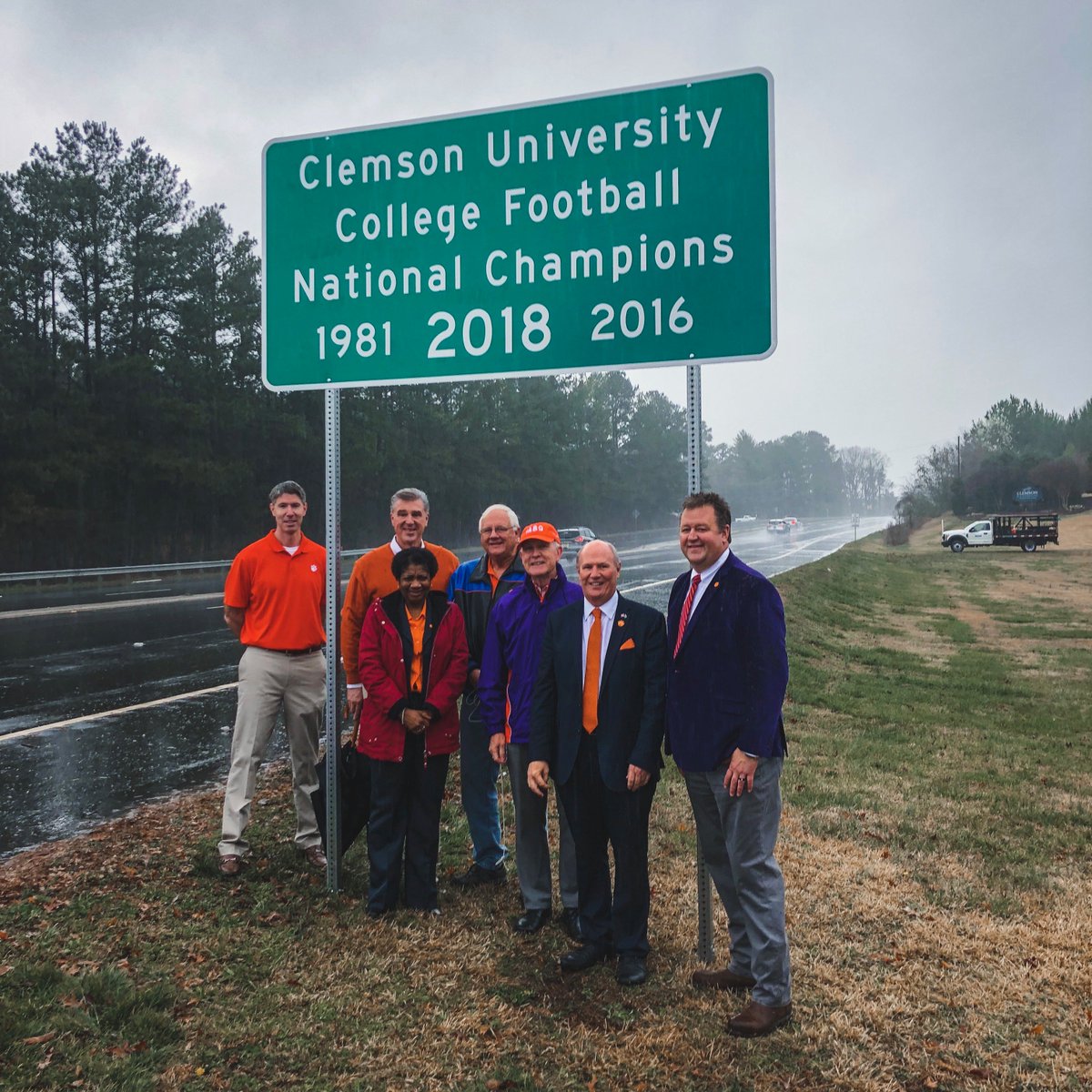 ClemsonFB's tweet photo. One of  1️⃣3️⃣ National Championship signs throughout South Carolina was unveiled this morning close to campus on U.S. Route 76 🛣🐅🏆

Isn't it beautiful⁉️ https://t.co/7TvE08IZjy