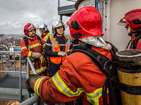 PompiersFR's tweet photo. #VendrediLecture | Les #pompiers d’entreprises (ou "pompiers privés"), méconnus, mais pourtant essentiels. Qui sont-ils ? Quelles sont leurs missions ?
Découvrez "Des casernes dans les usines", un dossier complet à lire dans votre #SPmag de février et sur https://t.co/8zoSgGjMpw https://t.co/sqAR1lfDnf