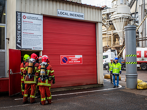 PompiersFR's tweet photo. #VendrediLecture | Les #pompiers d’entreprises (ou "pompiers privés"), méconnus, mais pourtant essentiels. Qui sont-ils ? Quelles sont leurs missions ?
Découvrez "Des casernes dans les usines", un dossier complet à lire dans votre #SPmag de février et sur https://t.co/8zoSgGjMpw https://t.co/sqAR1lfDnf