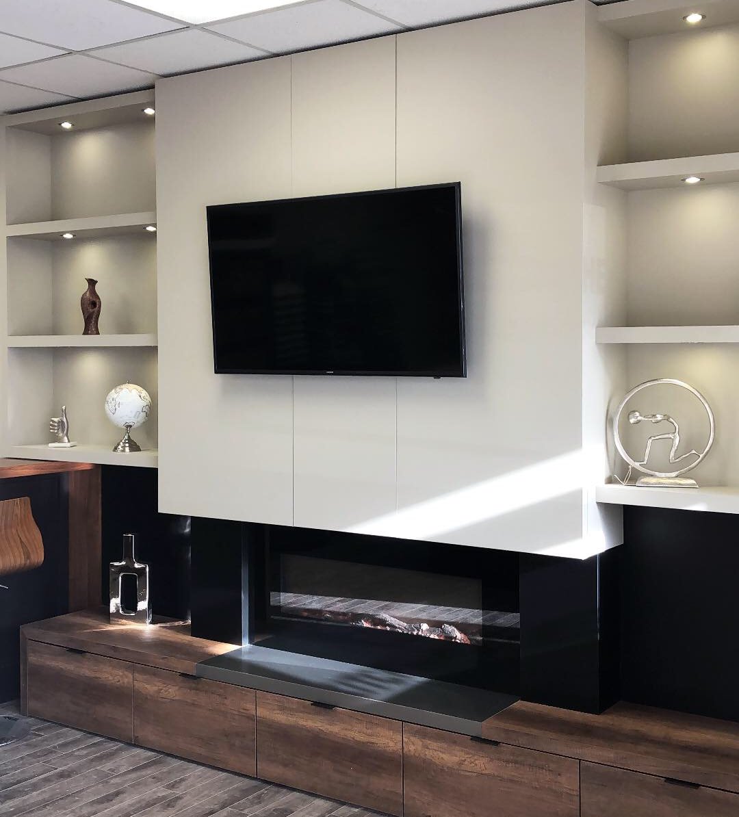 WPWoods's tweet image. It's #FeatureFriday! Get cozy in this lovely family room by @PandanusKitchen featuring our rustic, Design Line #Cleaf panels! #interiordesign #design #millwork @Cleaf_Official