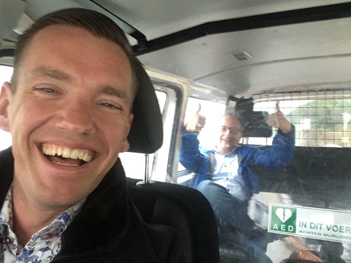 Vanmorgen op werkbezoek met onze wijkagent <a href="/BennieBeuvink/">Bennie Beuvink</a> door stadsdeel <a href="/EnschedeWest/">Enschede West</a>. Met huidig stadsdeelmanager @hanskth als arrestant achterin, zodat hij niet nu al naar <a href="/EnschedeCentrum/">Stadsdeel Centrum</a> vertrekt. #waakzaamendienstbaar