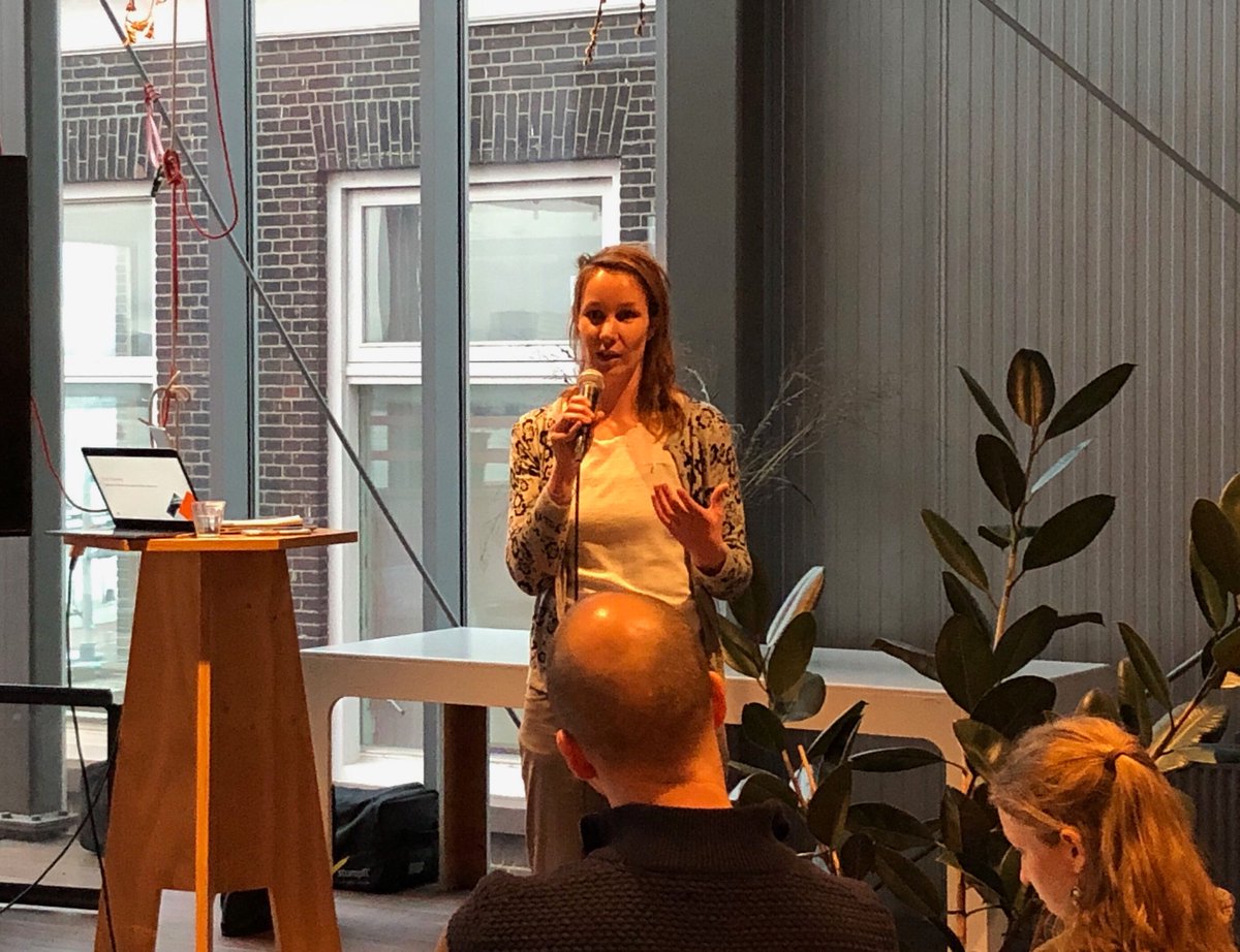 Eva Vesseur is winnaar van ons project Onze Nieuwe School en directeur van #KleinAmsterdam: ‘Oké de werkdruk is hoog en het salaris is laag, maar ik mis het inhoudelijke gesprek. Misschien moeten we vooral investeren in beter #onderwijs.’ #outofoffice