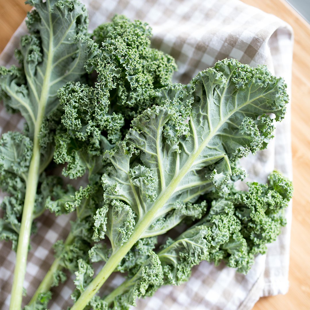 MettaBed's tweet photo. Do you eat seasonally? Seasonal food is more fresh and nutrient-rich, and can be extra friendly on your wallet! Kale, which is in season during the winter months, is rich in antioxidants and nutrients. Now is the time to fill your kitchen with delicious #winterveggies! https://t.co/6hWlSREEcB
