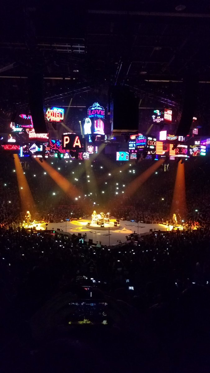 FWayneTate's tweet photo. You know I wasn't going to miss this one🤟 #MetInElPaso #METALLICA #itsallgoodep #MonstersOfRock https://t.co/ZMcH8YPR2C