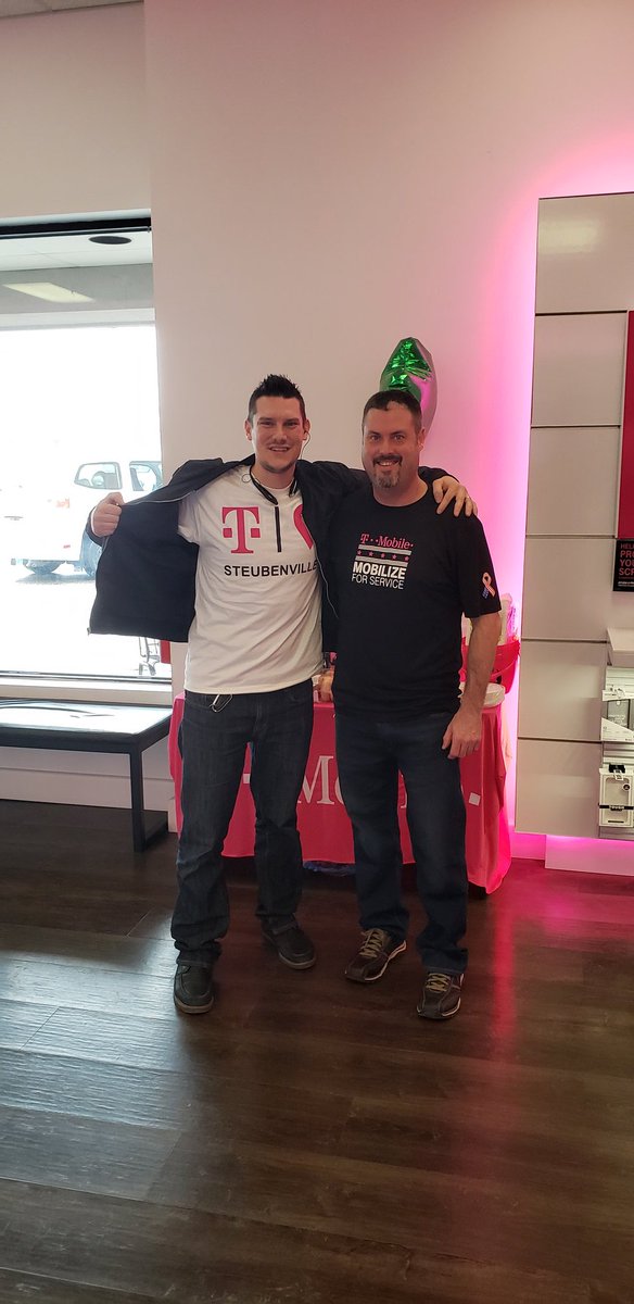 Monrayville's tweet image. #EmployeeAppreciationDay What a great partnership here in Steubenville, Ohio with @mobile_collins &amp;amp; @TMobile We in the mighty #OWPride market appreciate you! @mariajimenezz4 @CeahJustice @mcnicholas1978 @deiter_phil