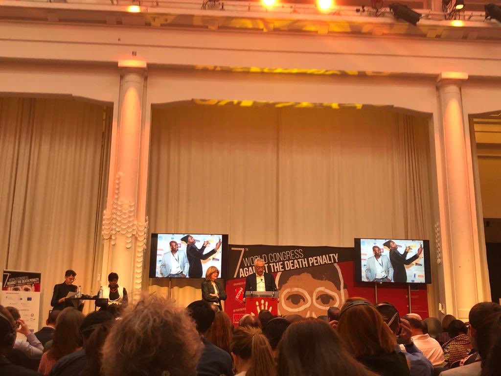 Avocats_Paris's tweet image. Le vice-bâtonnier @BasileAder clôture le #7CongressECPM en faisant lever tous les participants et en rappellant l'engagement et le combat des avocats contre la #peinedemort et l'amélioration des conditions de détention partout dans le monde.