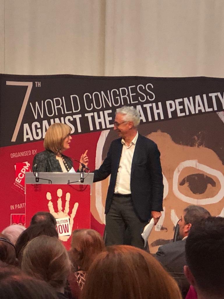 Avocats_Paris's tweet image. Le vice-bâtonnier @BasileAder clôture le #7CongressECPM en faisant lever tous les participants et en rappellant l'engagement et le combat des avocats contre la #peinedemort et l'amélioration des conditions de détention partout dans le monde.