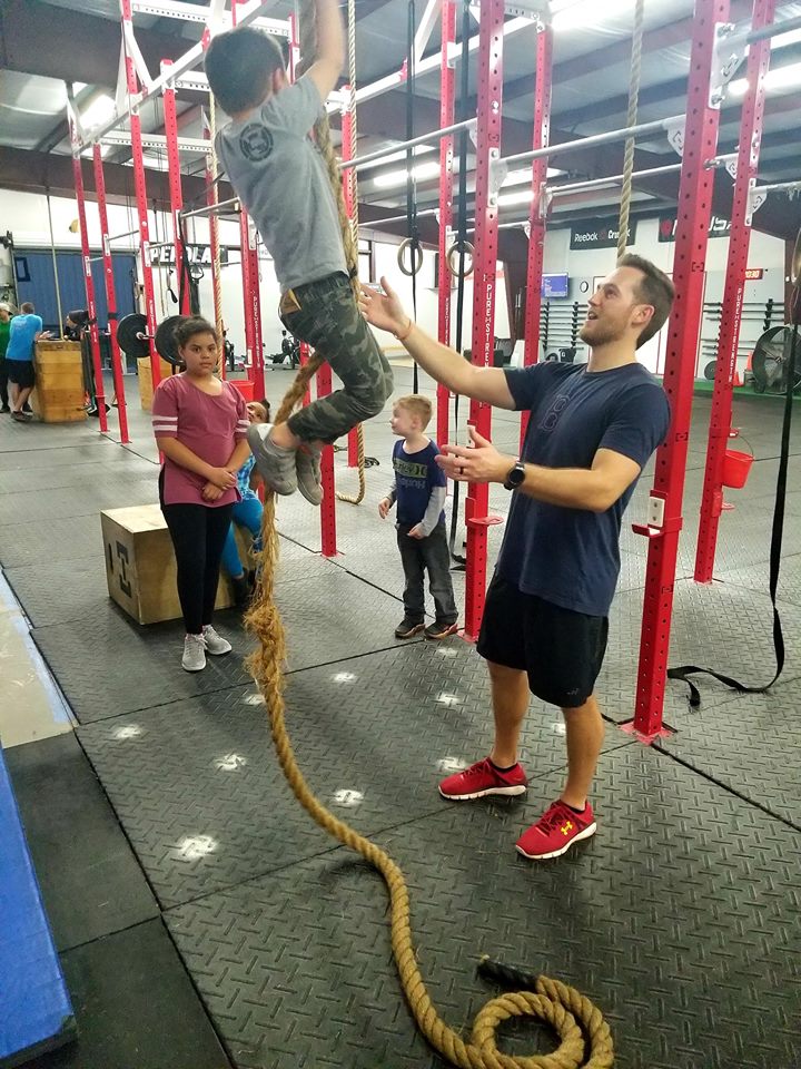 GreenbrierFitn1's tweet photo. The Stars kids wanted to practice rope climbing after the wod. Somebody has taught this boy well! https://t.co/WKxVBU4foD