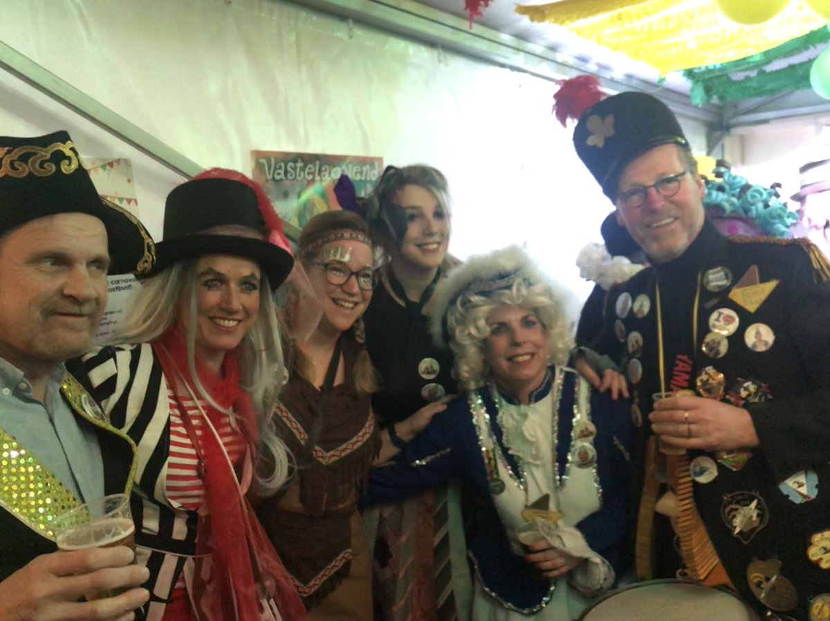 Maas_Linda's tweet photo. Carnaval aftrappen met mijn collega’s van @gemeenteHadM! #gemaentebal #Horst https://t.co/pihR51N5Cd