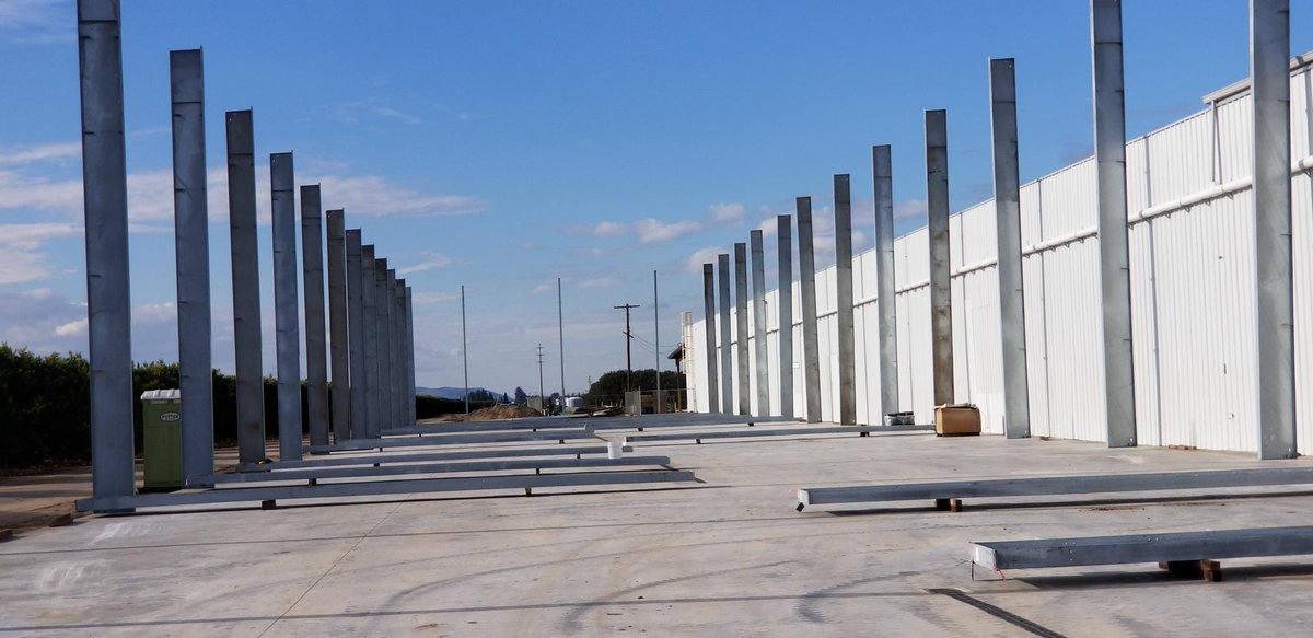 SupremeConstru4's tweet photo. This project is making progress, metal building going up 👷‍♂️🚧🛠 
#SupremeConstructionInc #GeneralContractor #Tulare #StandingSteel #Steel #SteelConstruction #Framing #Panels #MetalBuildings #ButlerBuilder #ButlerBuilding #Butlermfg #Butlermanufacturing #Butler #BuildAsOne https://t.co/ZIANquxB9N