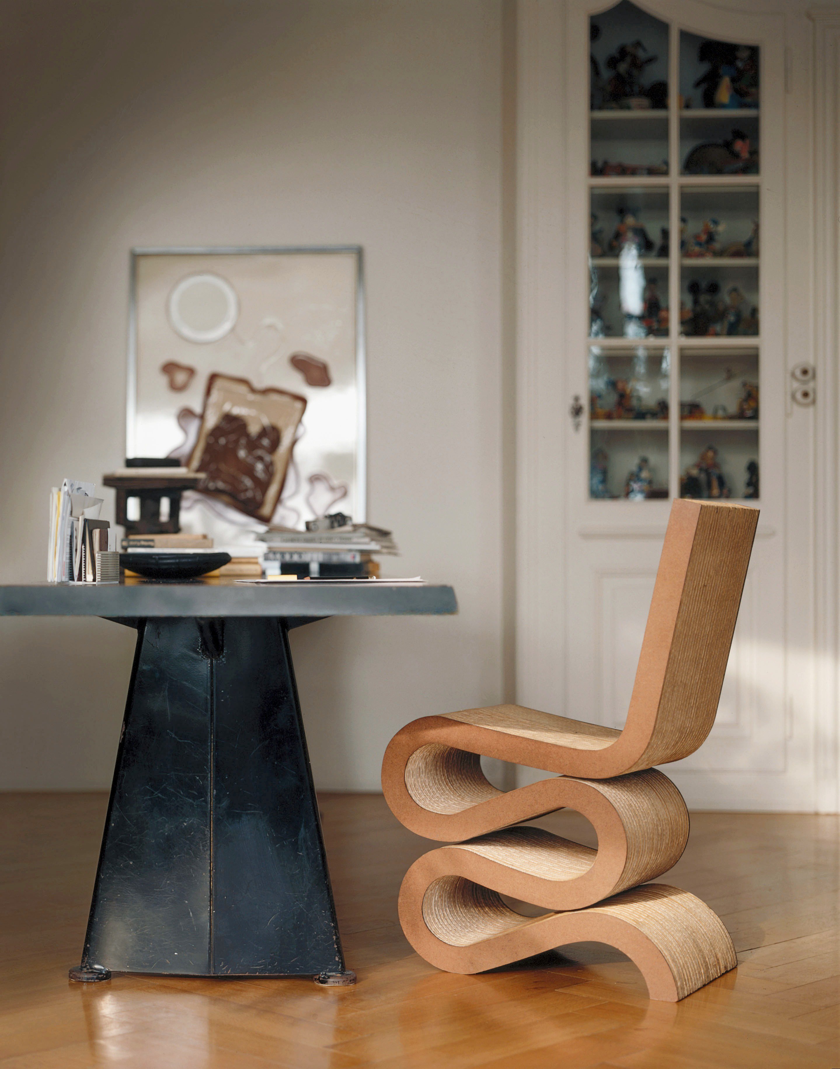 Vitra on X The Wiggle Side Chair is part of Frank Gehry s 1972 furniture series Easy Edges in which he succeeded in bringing a new aesthetic dimension to such an everyday material