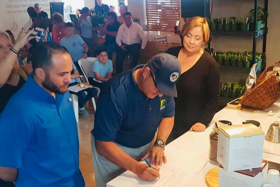 DptoAgricultura's tweet photo. El @DptoAgricultura y @PR_FIDA inauguraron hoy en colaboración con la administración municipal de Yauco, la nueva Placita Yauco donde se le permitirá a los artesanos y agricultores locales vender sus productos. https://t.co/cMwVMRu2EC