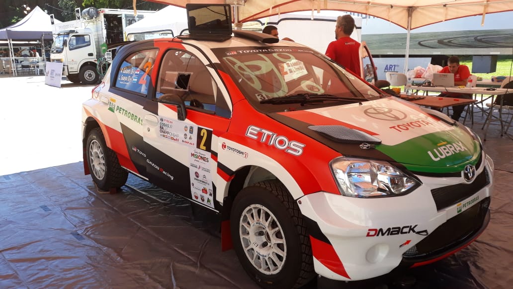 #RallyDeLaTierraColorada 🏁 Buenas tardes amigos Toyoter@s! Realizada la verificación, el #EtiosR5, aguarda en el Parque de Servicios de Posadas, el comienzo de la Competencia:
👉15:30 a 17:00 hs Shakedown 
👉20:30 hs Largada Promocional 
💪#TeamToyotaParaguay #ToyotaGazooRacing