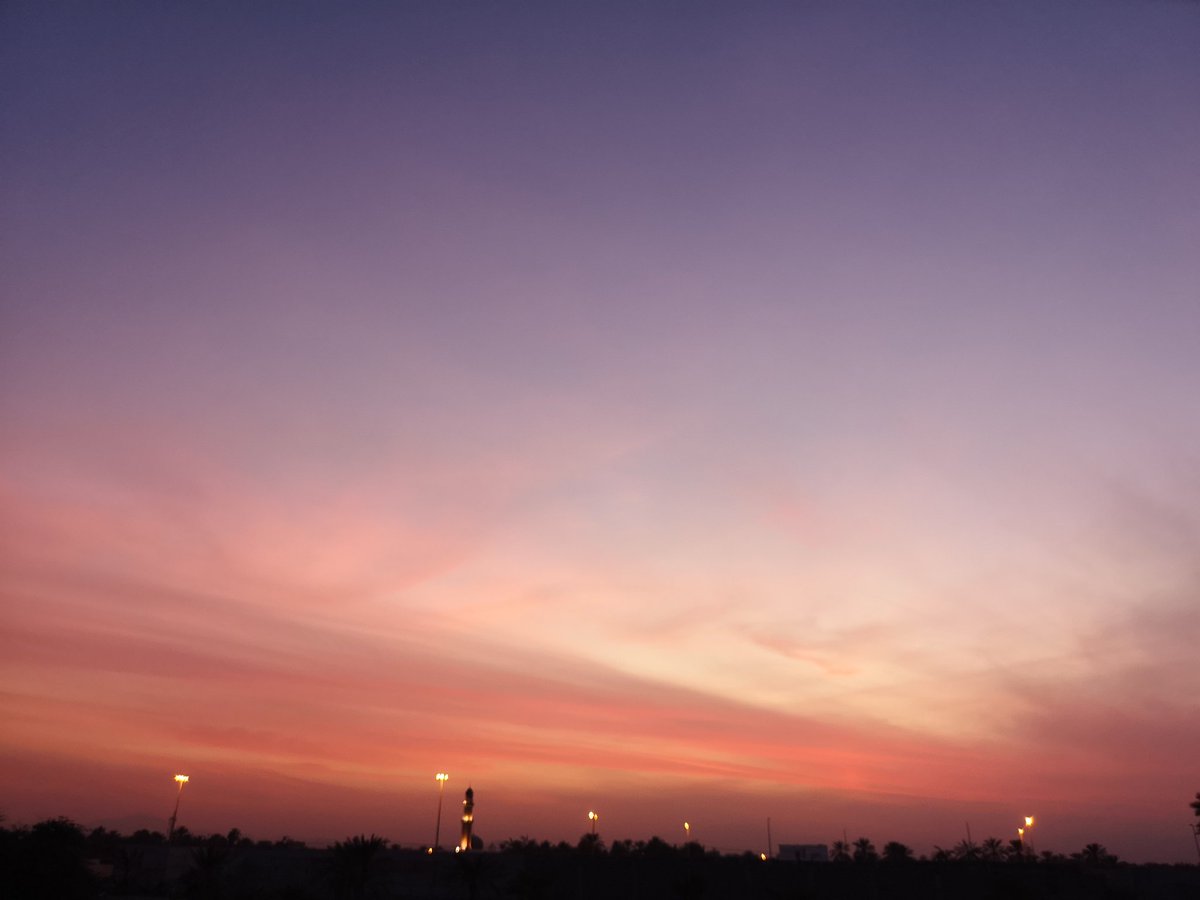 FrozenAli_'s tweet photo. This thread will only contain photos of clouds and pretty skies because 🌅skies🌄 (plural) are colourful and 🌧️clouds🌧️ are literally flying water https://t.co/XxEsNnyd1s