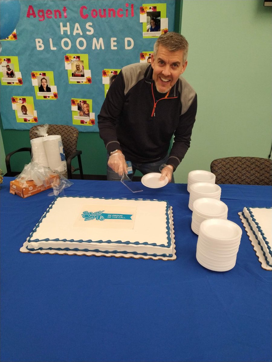 TheRealJAJones's tweet photo. @AttRedman serving cake on #EmployeeAppreciationDay #attclg https://t.co/3EiAXWJx00