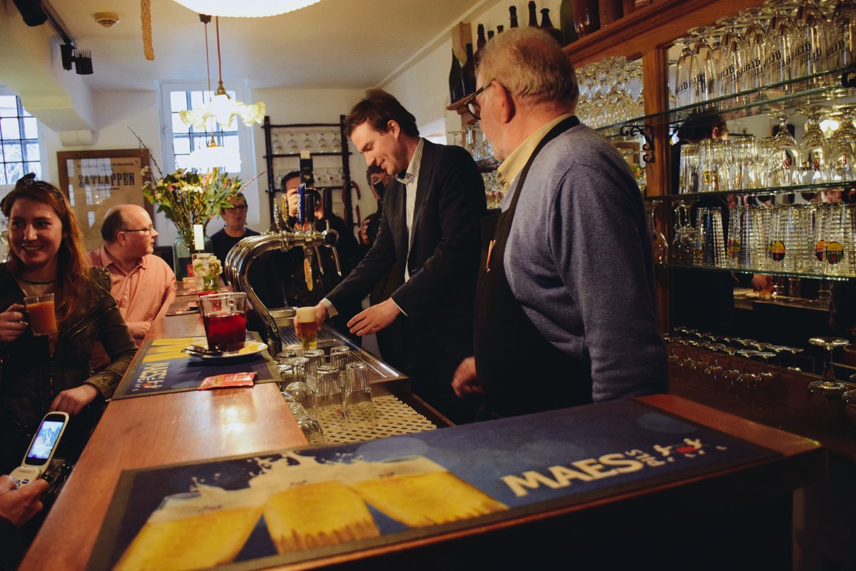 Burgemeester <a href="/MathiasDeClercq/">mathias de clercq</a> bedankt vrijwilligers met zelf getapte pintjes in het museumcafé facebook.com/huisvanalijn/p… #weekvandevrijwilliger <a href="/Stadgent/">Stad Gent</a>